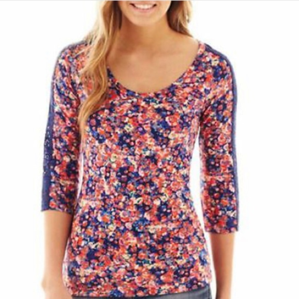 Decree | 3/4 sleeve lace arm floral top